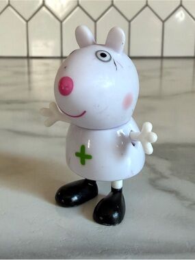 Peppa Pig Suzy Sheep in Nurse Outfit Mini Figure